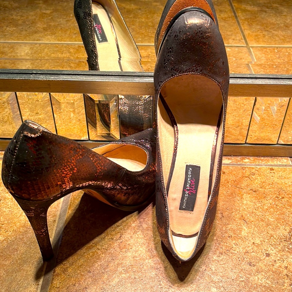 Bronze Snake Skin Leather Pumps - Picture 4 of 9